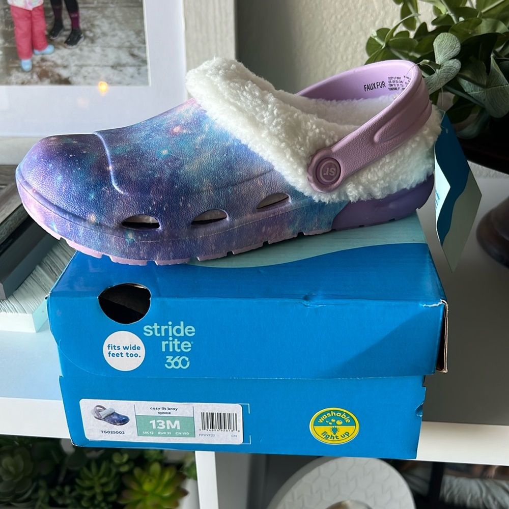 Girls Stride Rite fuzzy lined “crocs”